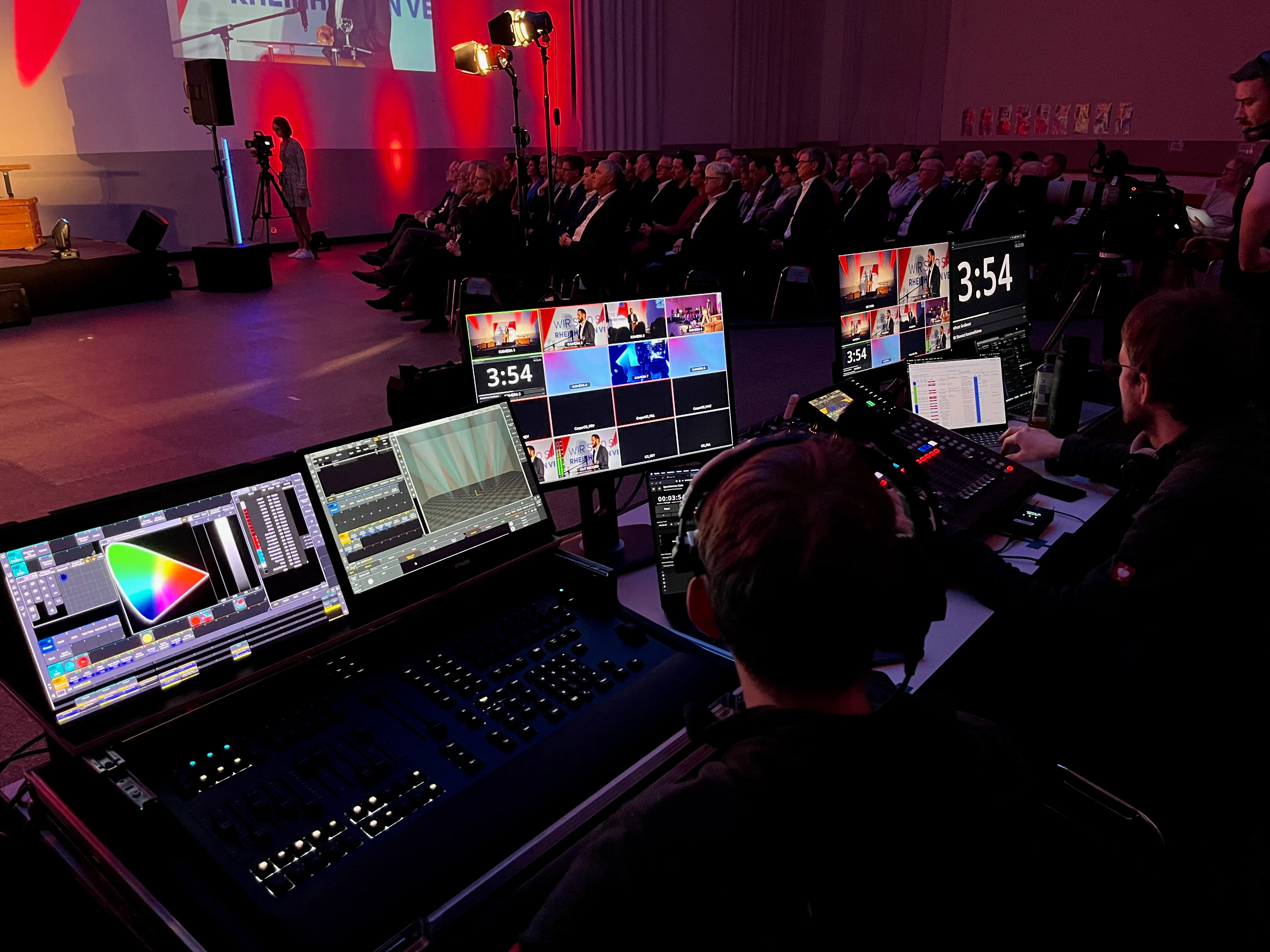 Regie mit Monitoren und Steuerpulten