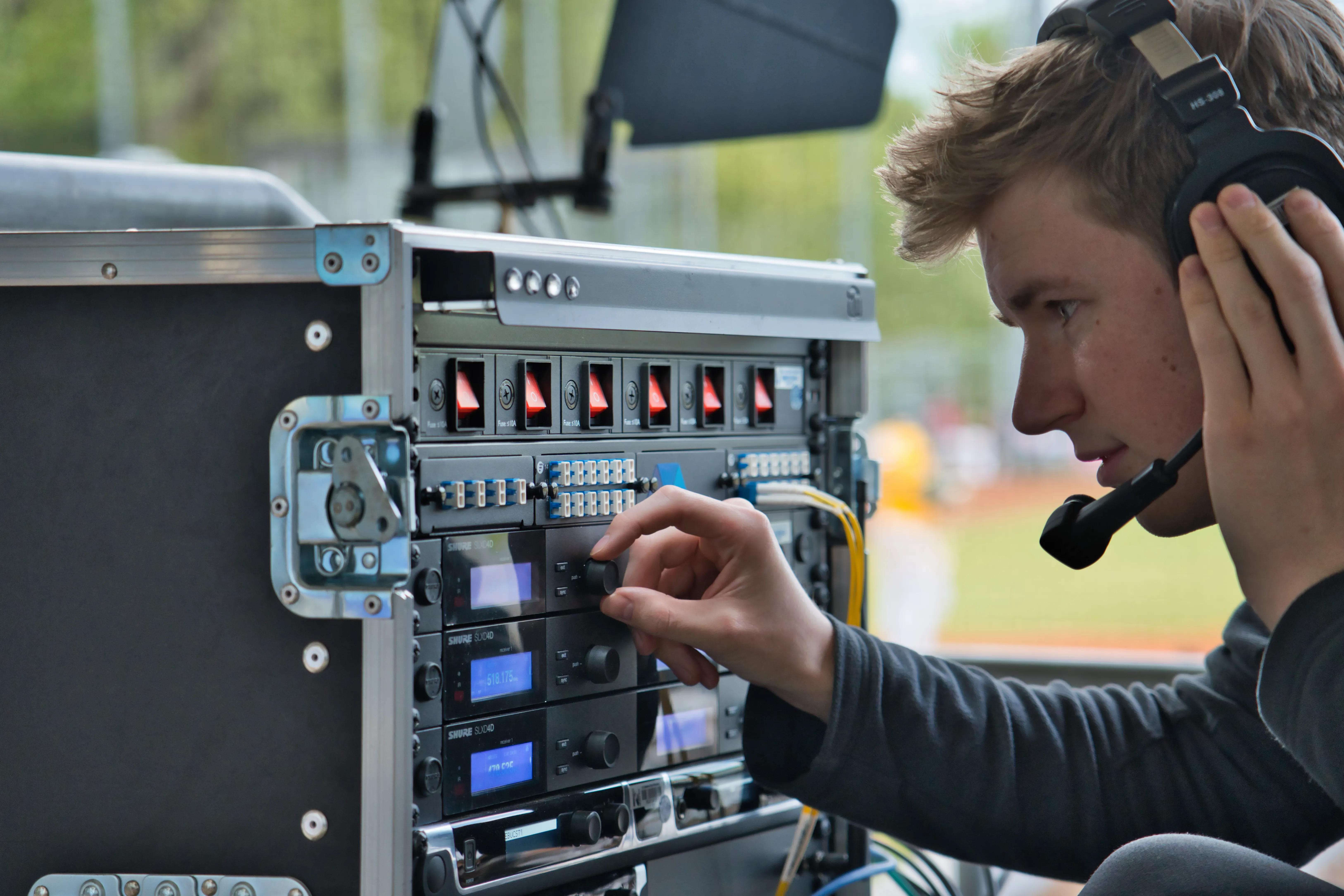 Person arbeitet an Audio Funkrack